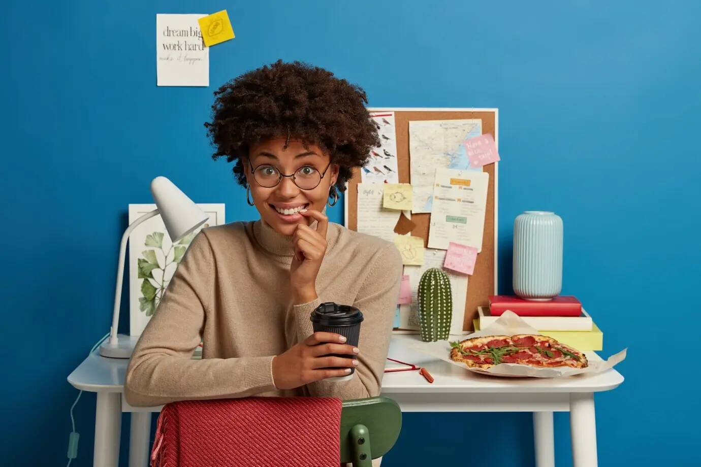 Красивая женщина-брюнетка находится на своём рабочем месте.